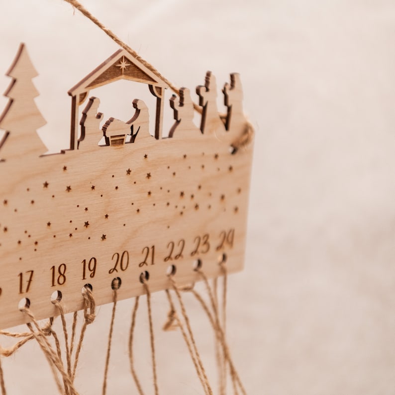 Personalisierter Adventskalender aus Holz mit Jutesäckchen
