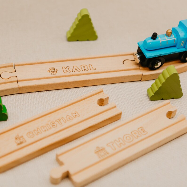 Holzeisenbahn-Schiene mit Namen – weitere Ansicht